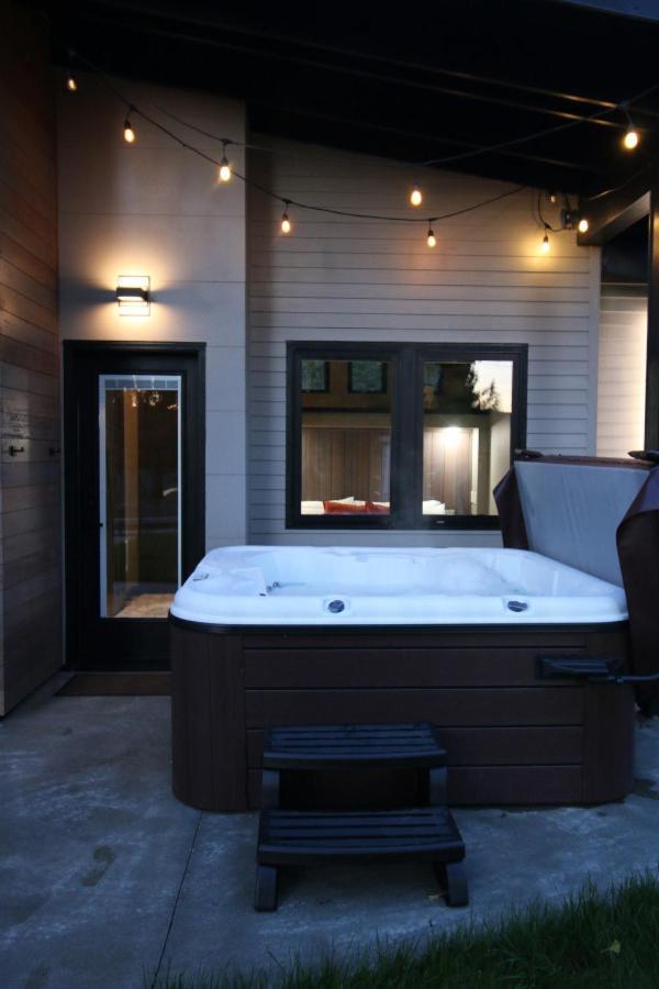 Luxe Hot Tub Grill Firepit Ev Charger Hébergement de vacances Onalaska